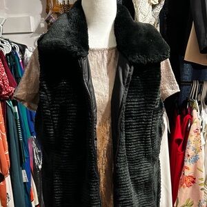 Liz Claiborne reversible Black Textured Faux Fur Vest sizeL perfect condition